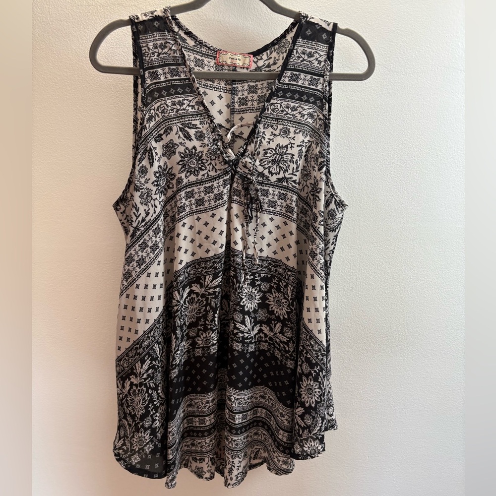 NWOT C’est La Vie Black And White Bandana V-Neck Lace Up Sleeveless Blouse 1X